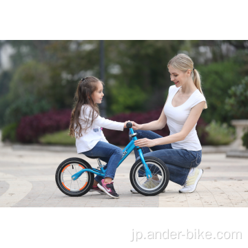 ペダルスクーターなしの子供用バランスバイク